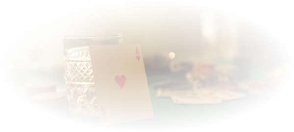 Klimatyczne ujęcie stołu pokerowego z kartami, żetonami i szklanką bursztynowego napoju w stylu noir.