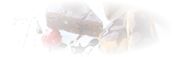 Czekoladowe brownie i eklerki z polewą oraz świeżymi wiśniami.