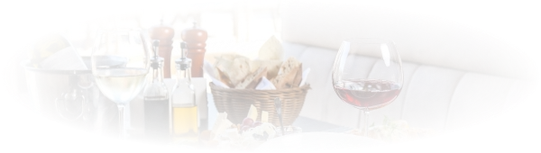 Bogaty wybór dań i napojów na drewnianym stole w eleganckiej restauracji.